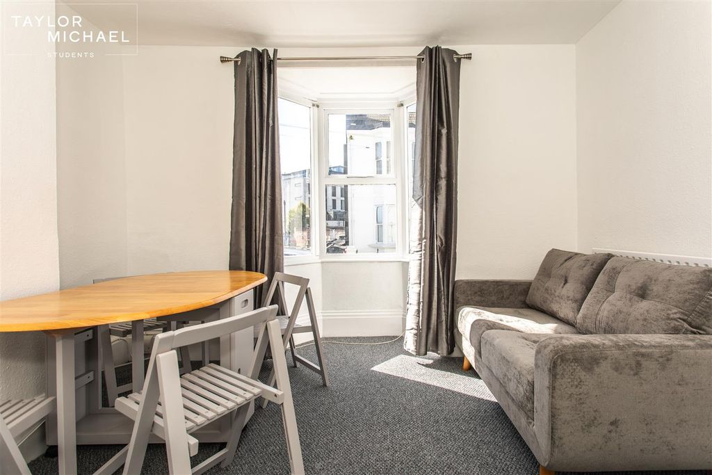 Property photo 1 of 15 Livingroom