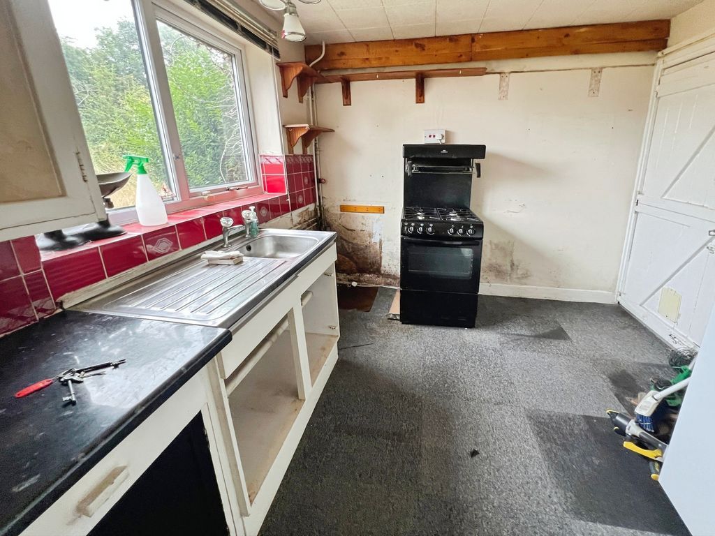 Property photo 3 of 17 Kitchen