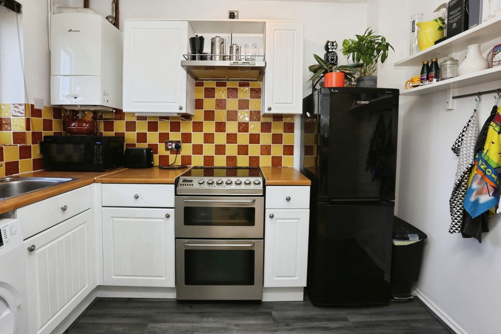 Property photo 3 of 20 Kitchen