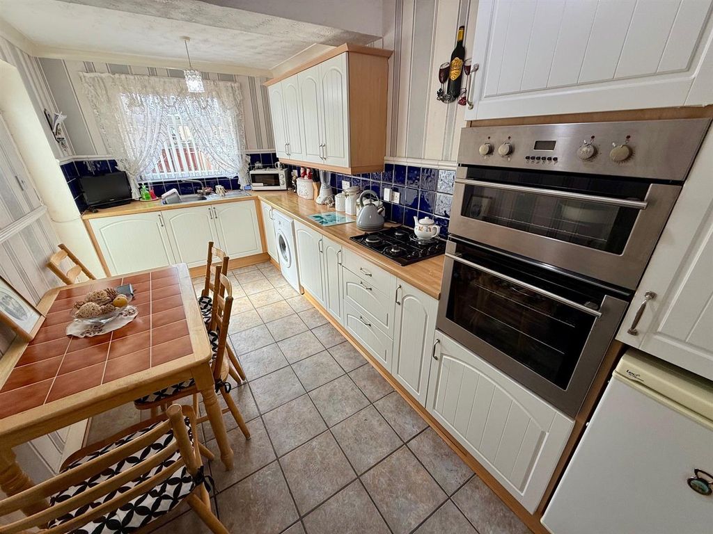 Property photo 2 of 20 Kitchen/Breakfast Room