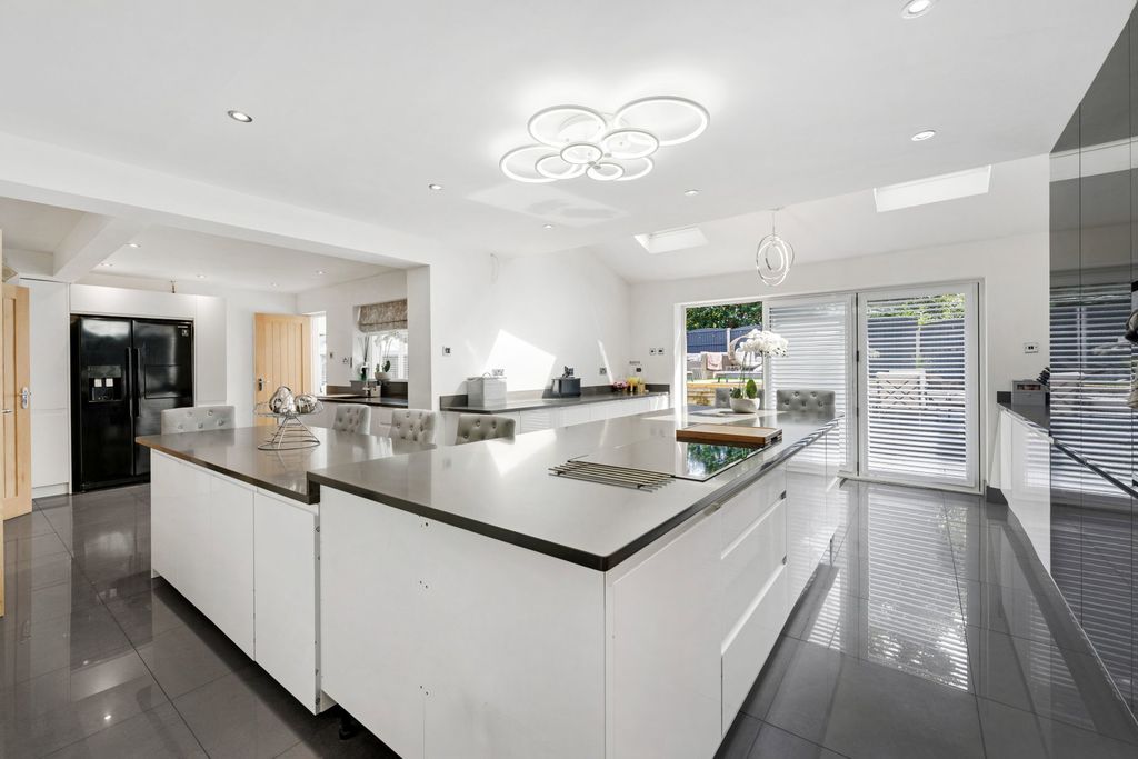 Property photo 2 of 37