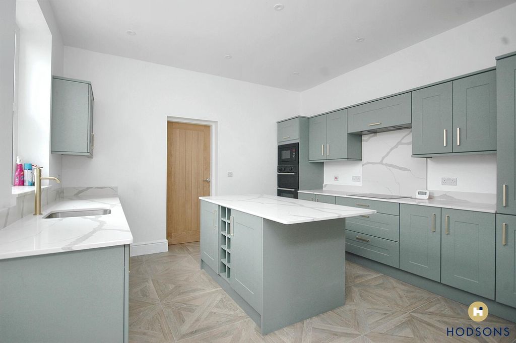 Property photo 2 of 18 Kitchen