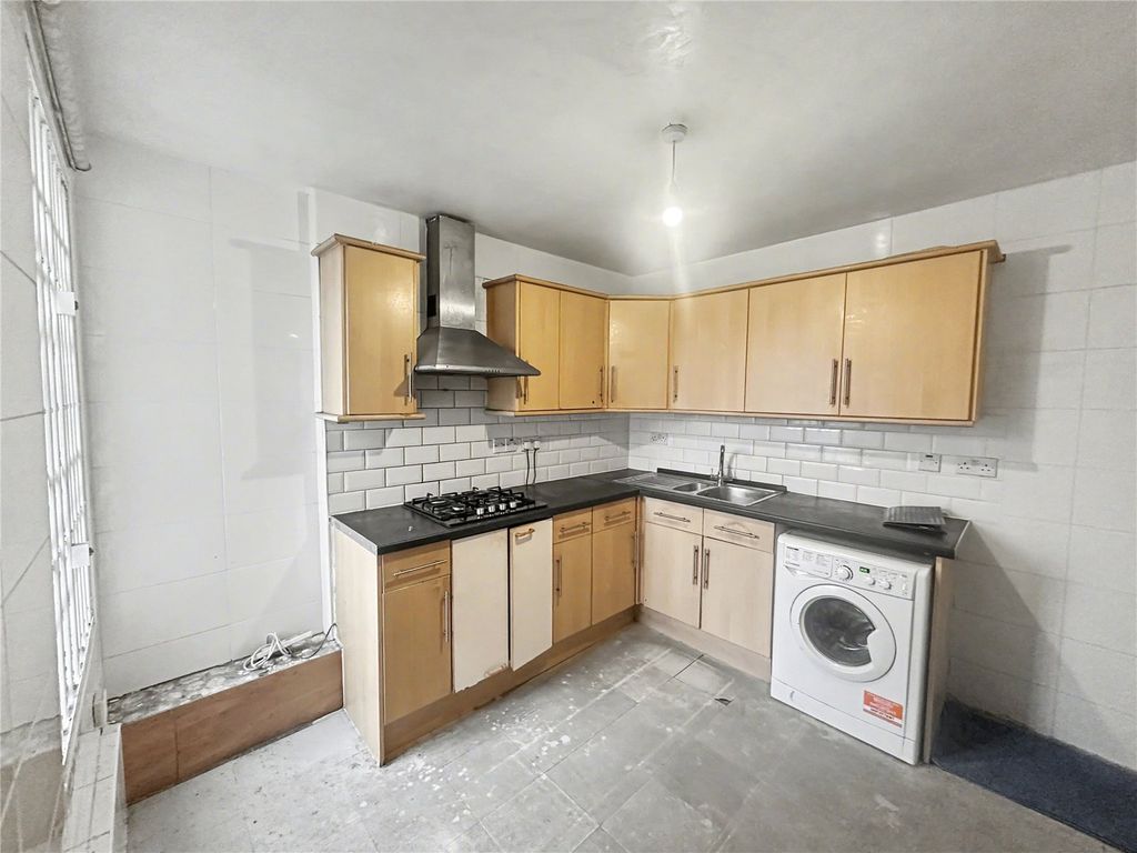 Property photo 3 of 11 Kitchen