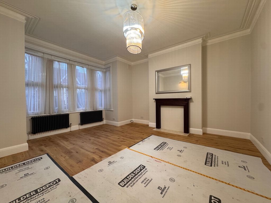 Property photo 1 of 7 Photo 6