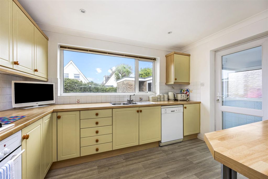 Property photo 3 of 17 Kitchen