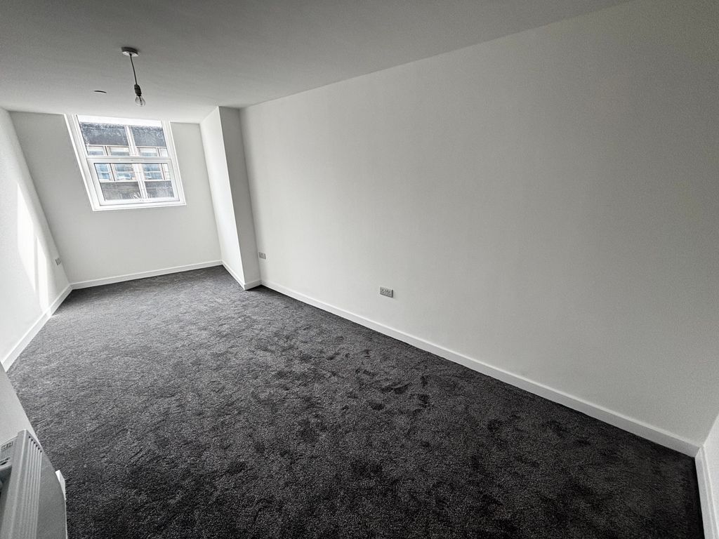 Property photo 2 of 6 Bedroom