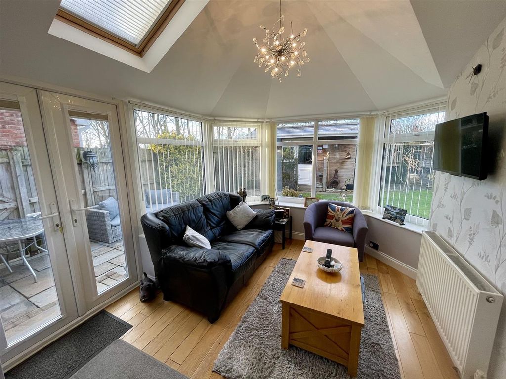 Property photo 2 of 17 Lounge