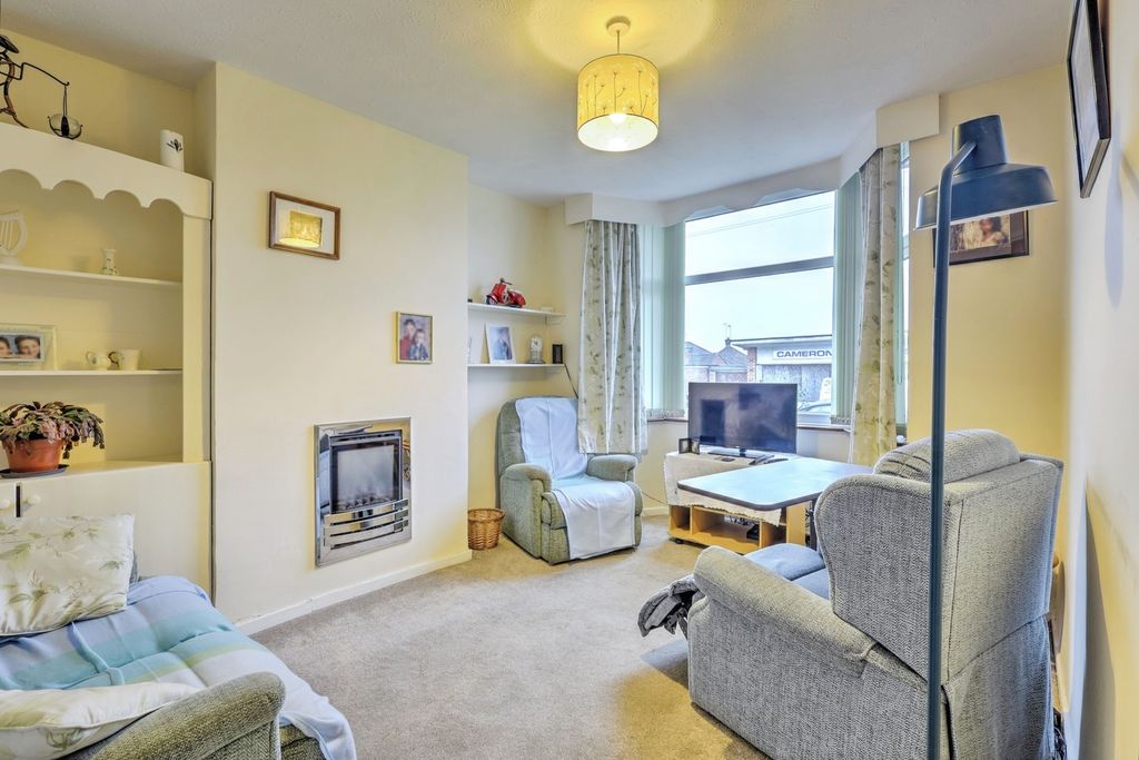 Property photo 3 of 14 Lounge