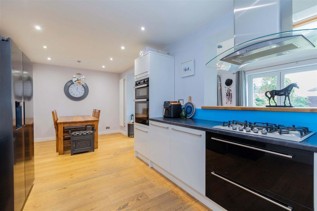 Property photo 3 of 18 101 Moreton Way-12.Jpg