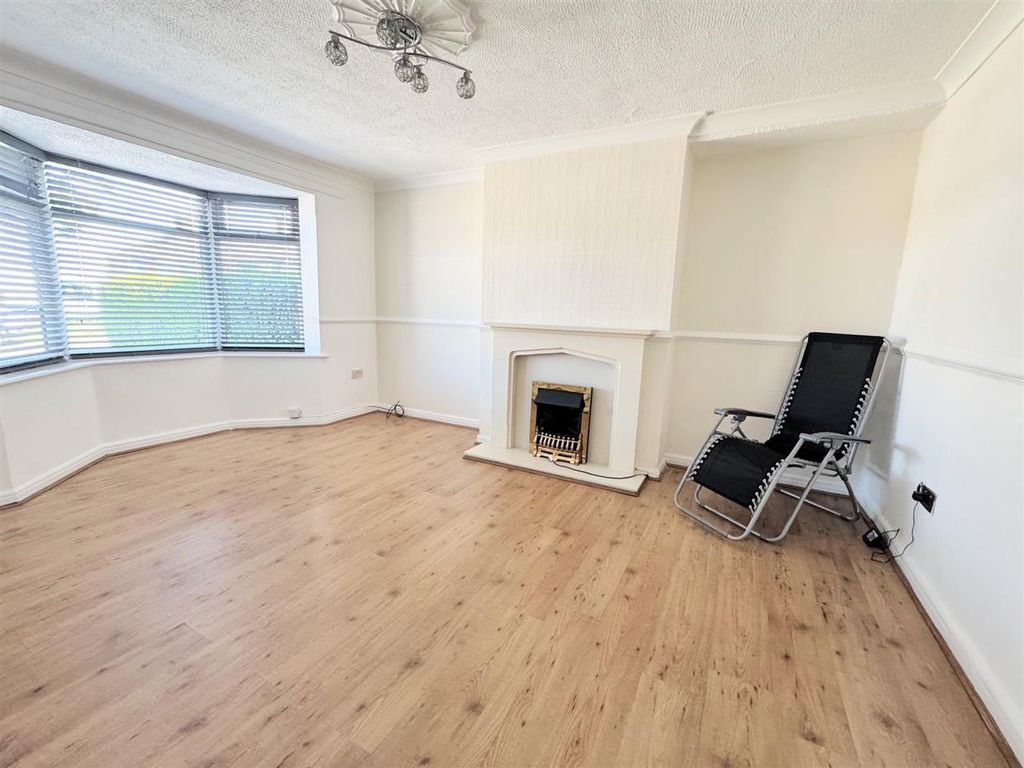 Property photo 3 of 11 Lounge