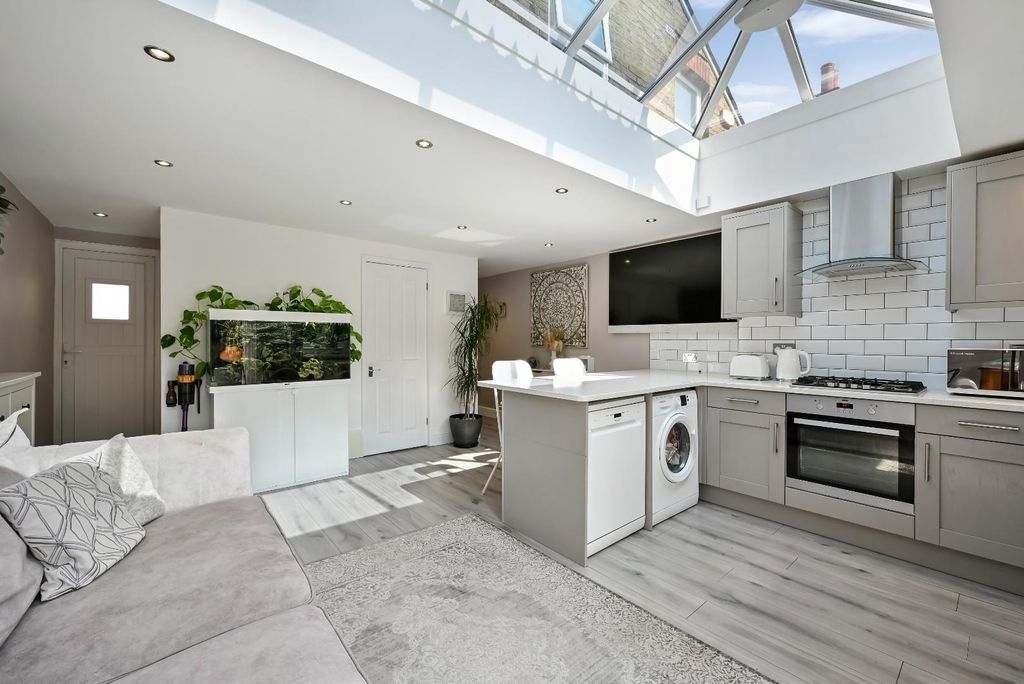 Property photo 3 of 16 Middle Lane