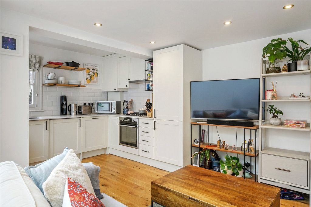 Property photo 3 of 9 Reception/Kitchen