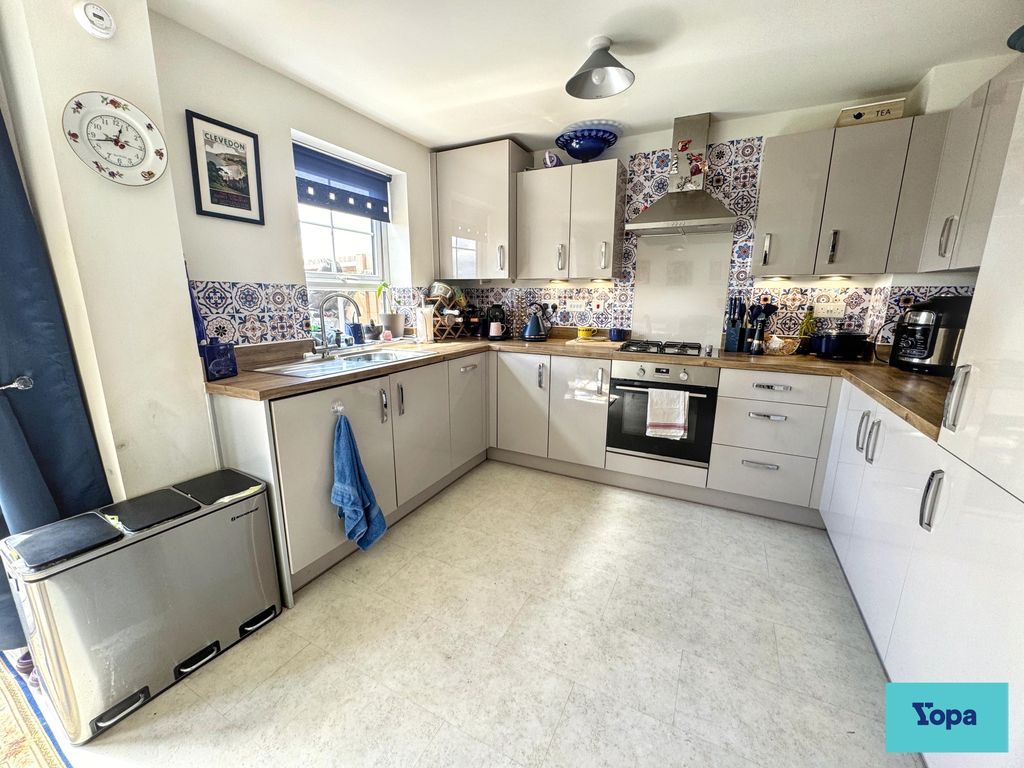 Property photo 2 of 18 Kitchen