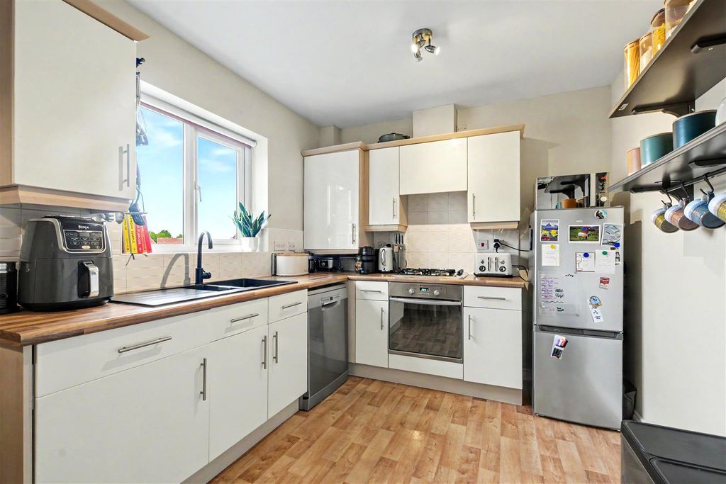 Property photo 2 of 12 Kitchen (3).Jpeg