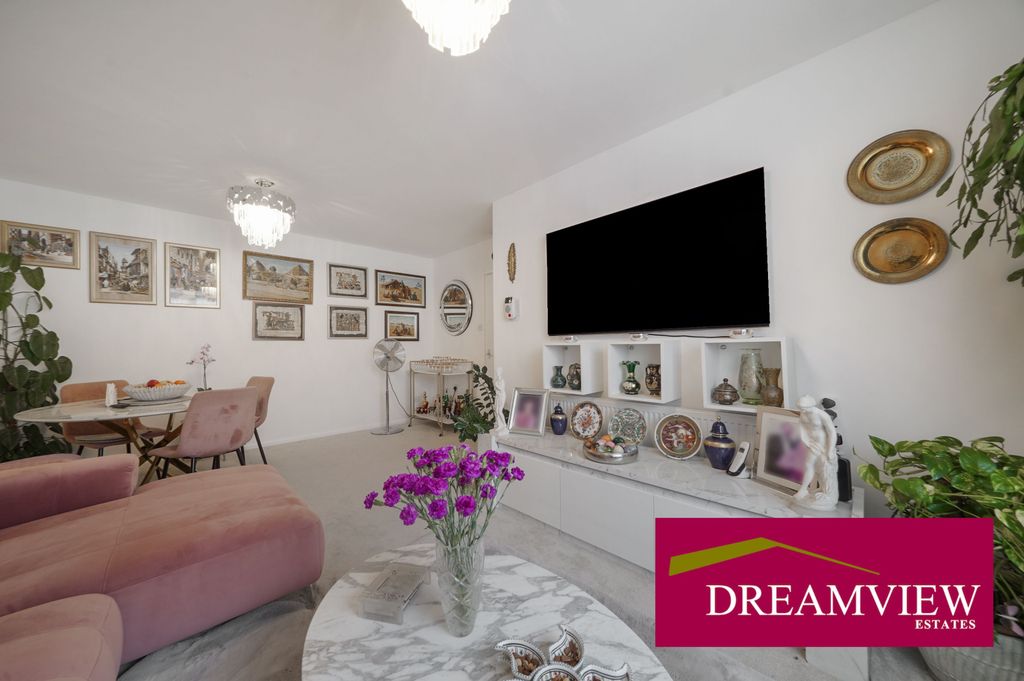 Property photo 3 of 17 Gallery