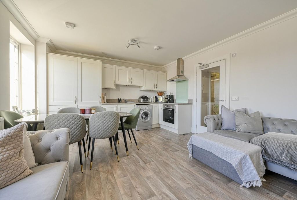 Property photo 3 of 15 Lounge / Dining