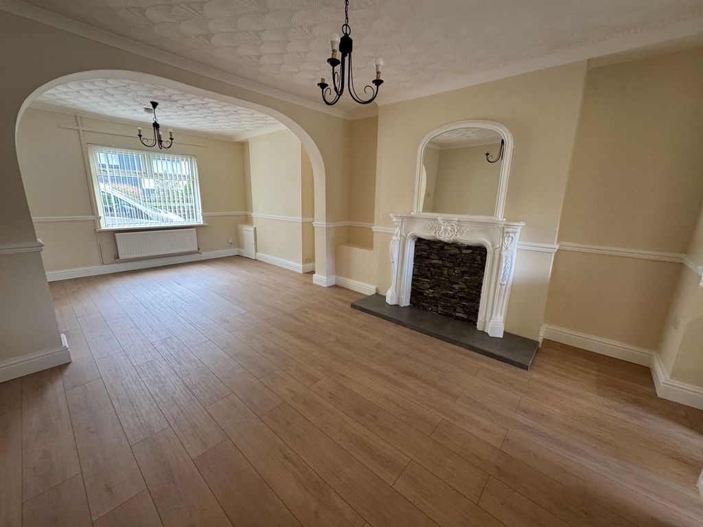 Property photo 2 of 17 Lounge