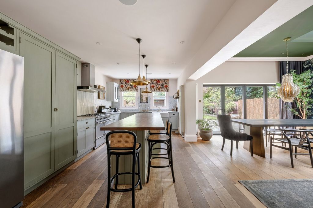 Property photo 2 of 34