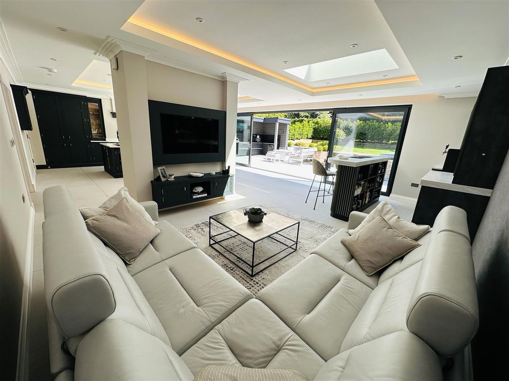 Property photo 2 of 38 Living Kitchen