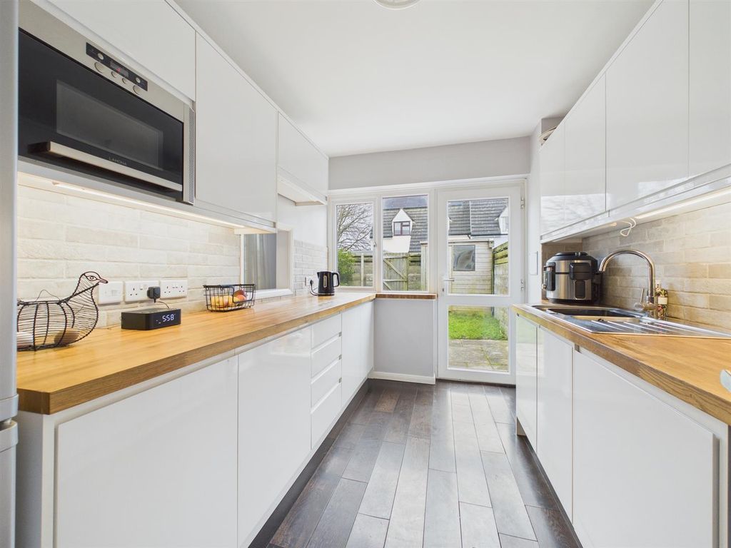 Property photo 2 of 11 Kitchen