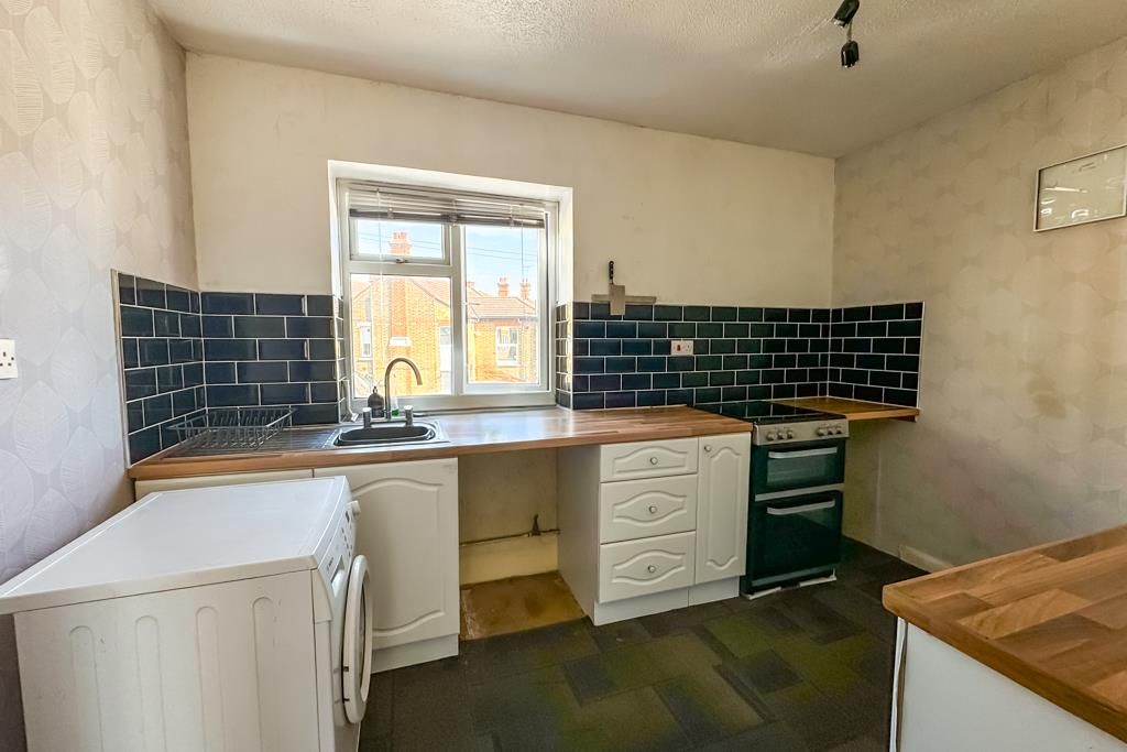 Property photo 3 of 10 Kitchen