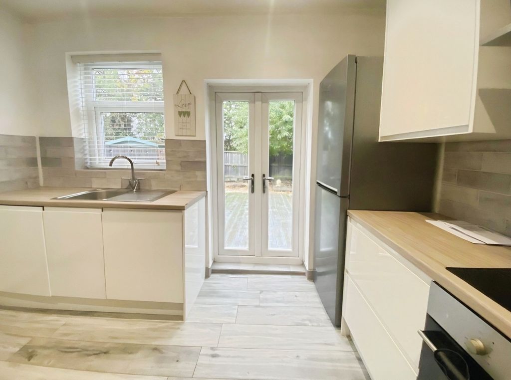 Property photo 2 of 19 4635183