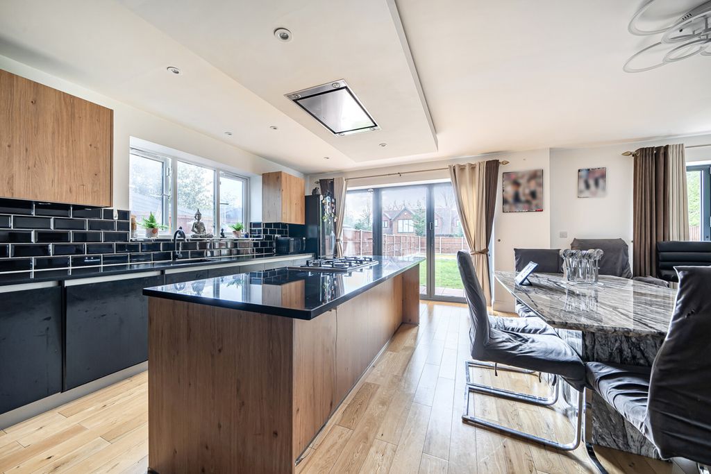 Property photo 2 of 25 1442113-10-69E005...