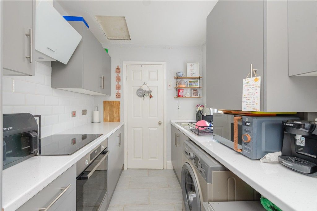 Property photo 3 of 10 Kitchen