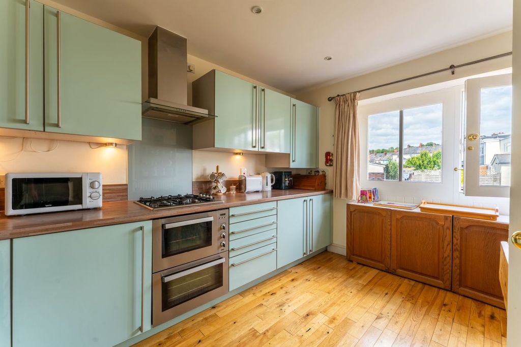 Property photo 2 of 17