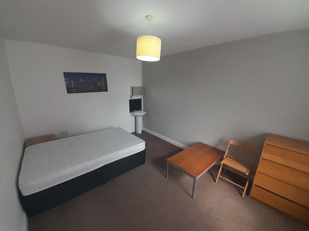 Property photo 1 of 6 21 Hardy Croft, Room 1