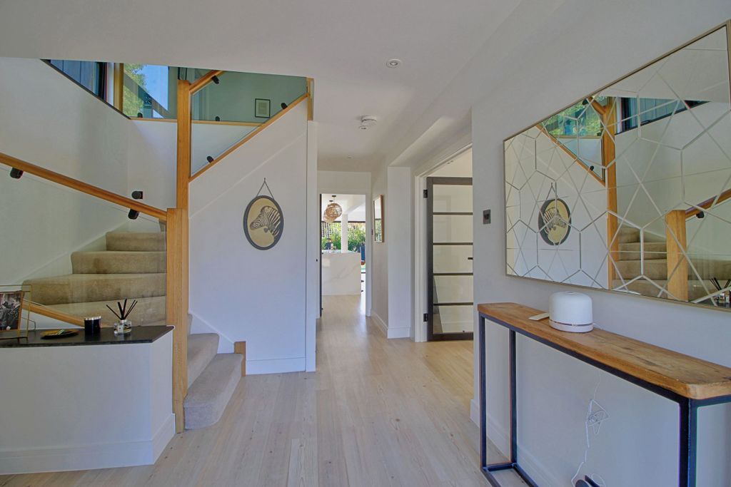 Property photo 3 of 26 Through-View To The Garden