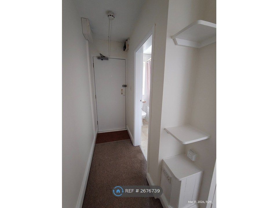 Property photo 2 of 11 Hallway