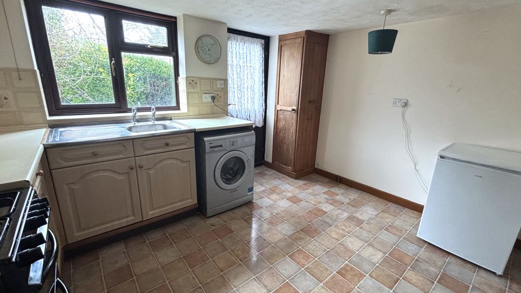 Property photo 3 of 8 Kitchen