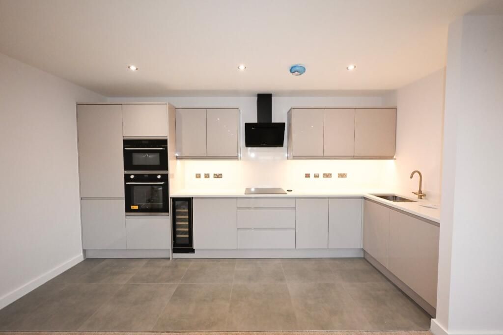 Property photo 1 of 5 2 Bed Flat To Rent Court Hill, London Cr5