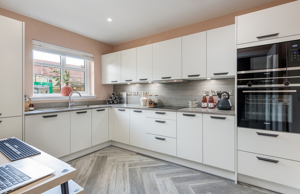 Property photo 3 of 8 Cornhill Village, Hamilton