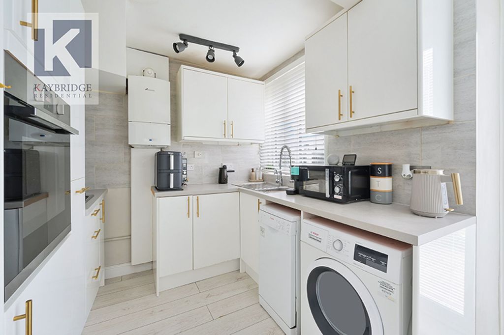 Property photo 3 of 12 Vincent Avenue, Surbiton - Kt5 9Re