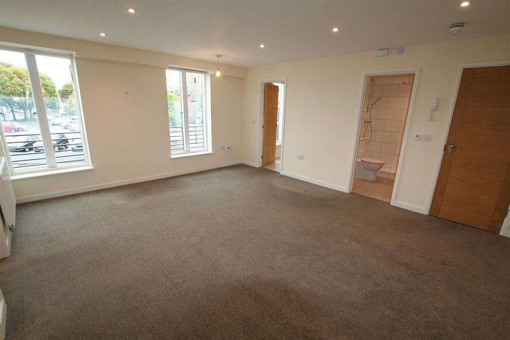 Property photo 2 of 8 Lowesmoor,Flat1Lounge1.Jpg