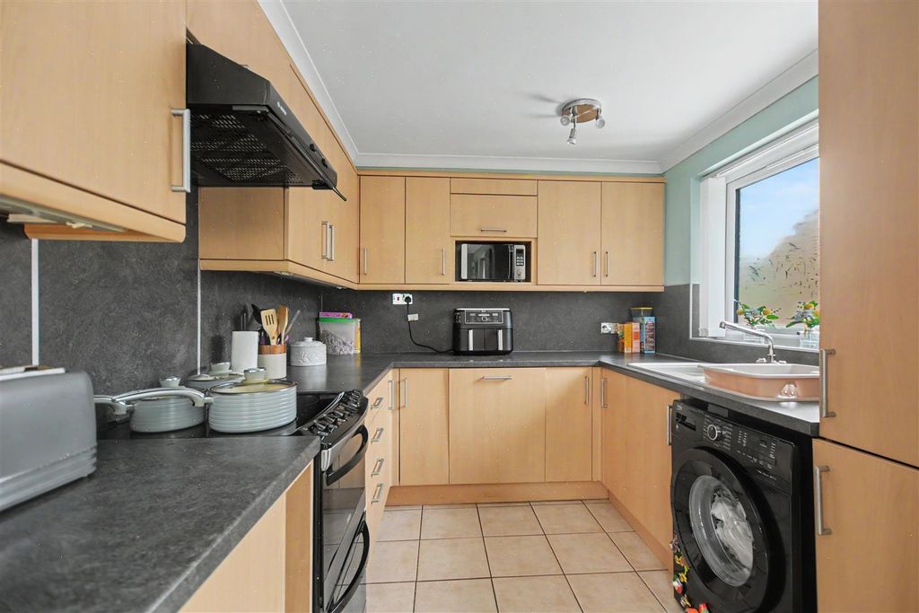 Property photo 3 of 20 Kitchen