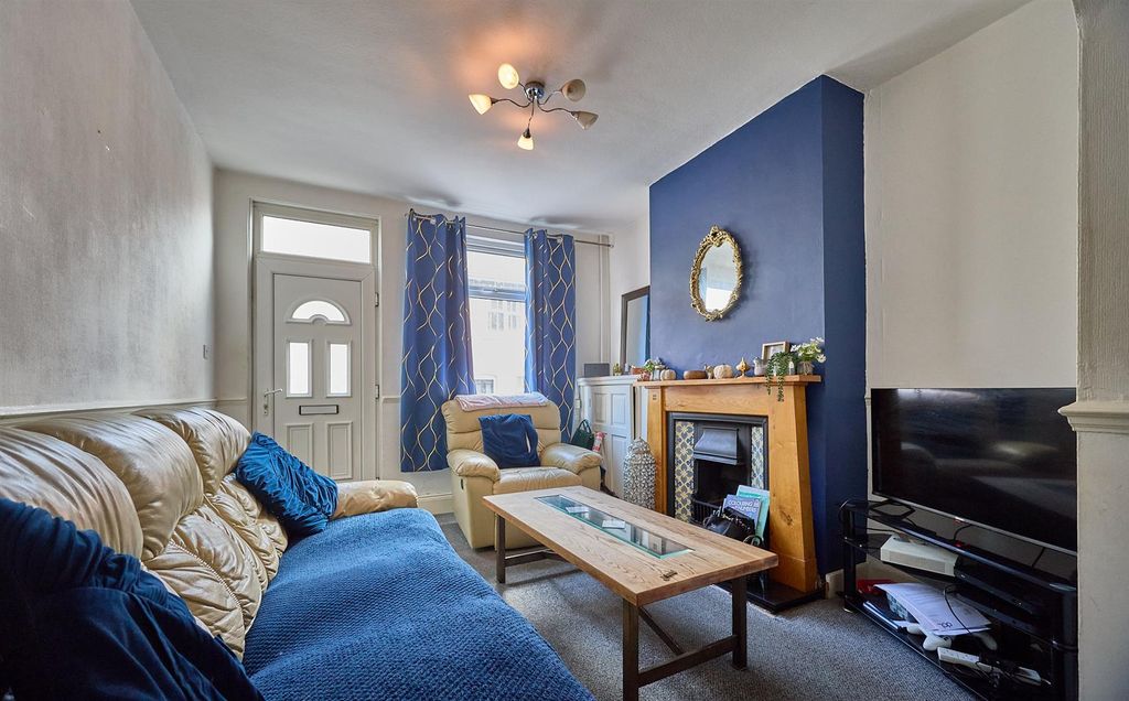 Property photo 2 of 9 Front Lounge