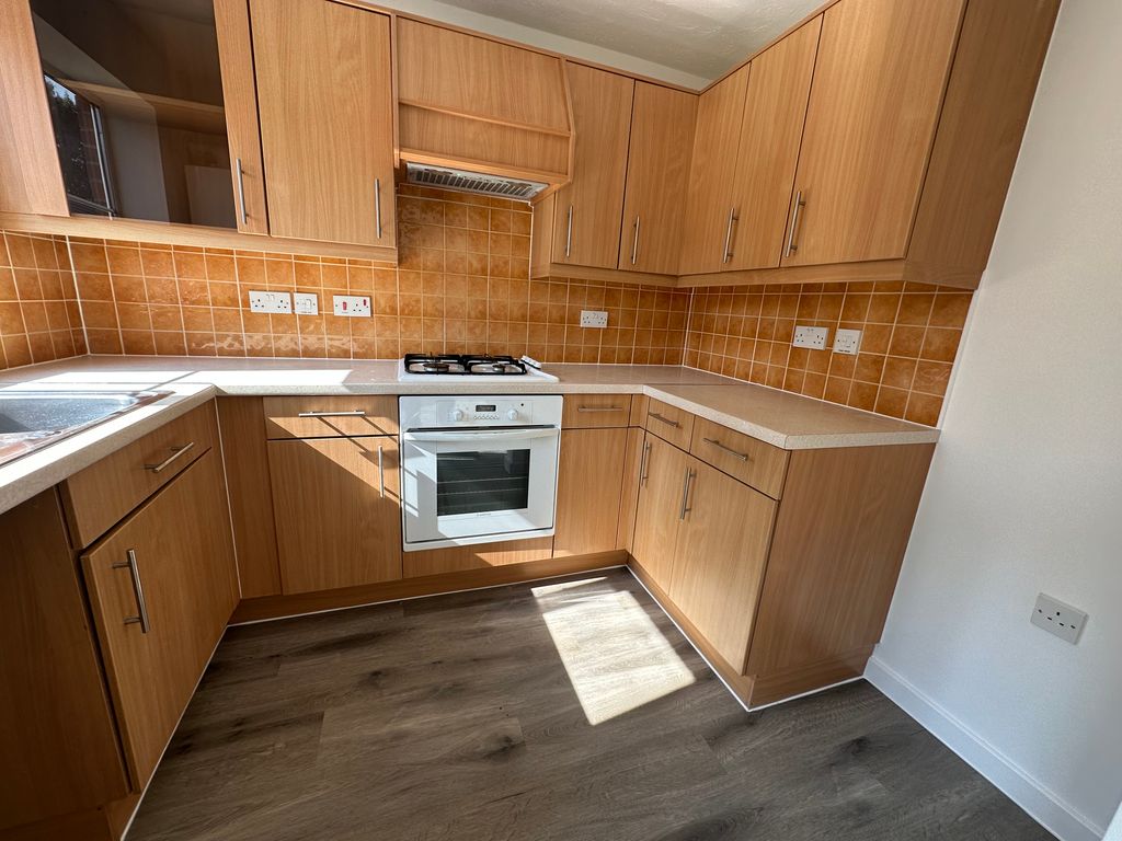 Property photo 3 of 11 Kitchen