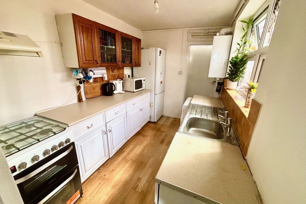 Property photo 3 of 8 Kitchen