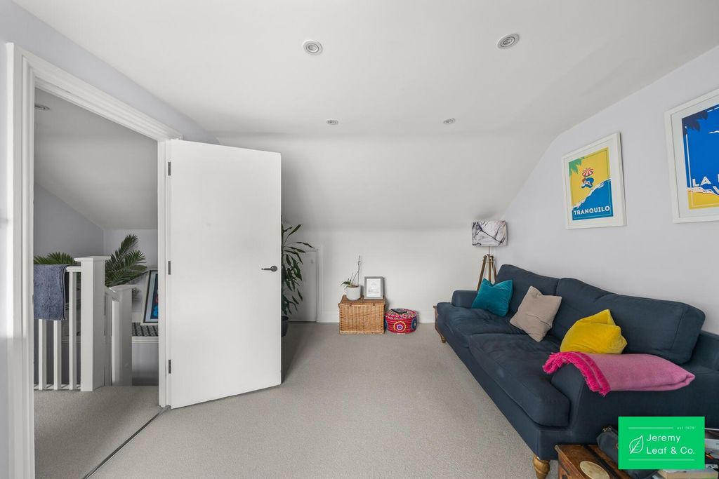 Property photo 2 of 15 Loft