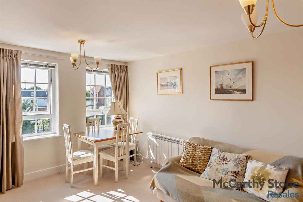 Property photo 2 of 14 8652969-Interior04-800.Jpg