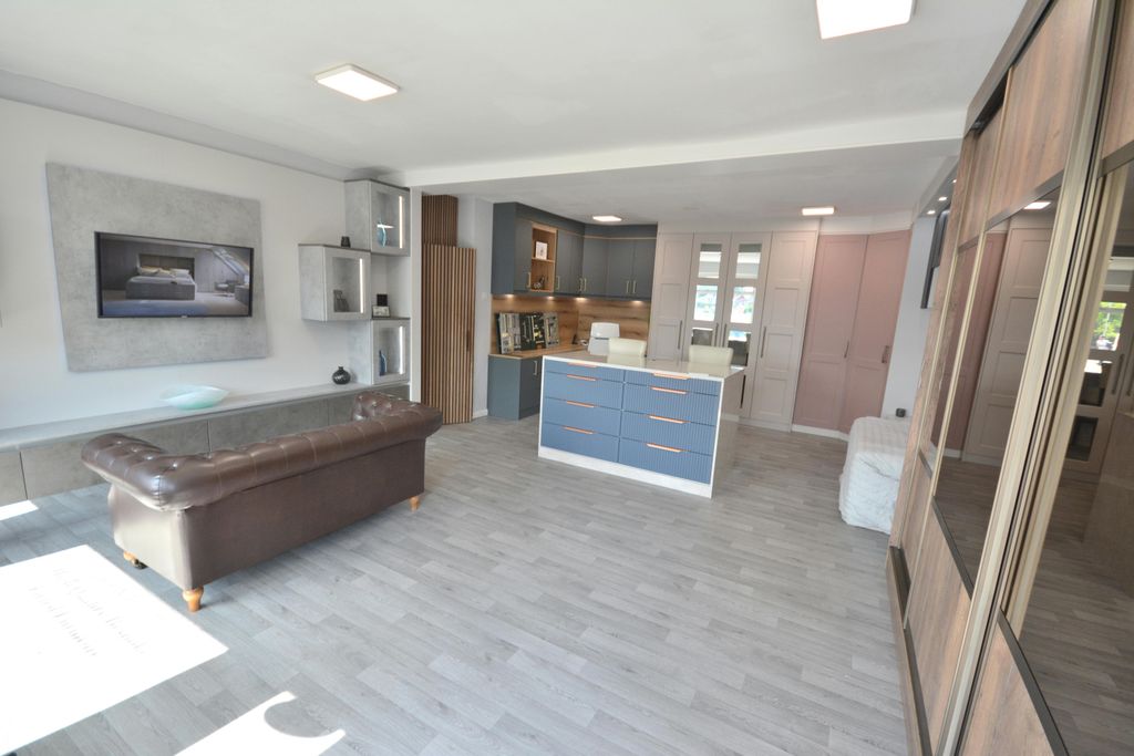 Property photo 3 of 9 Show Room