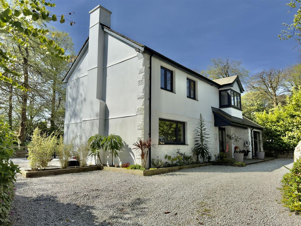 Property photo 1 of 18 Front Approach
