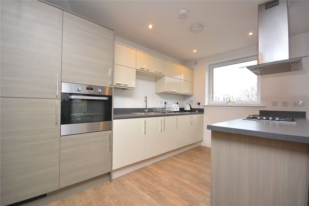 Property photo 3 of 8 Kitchen