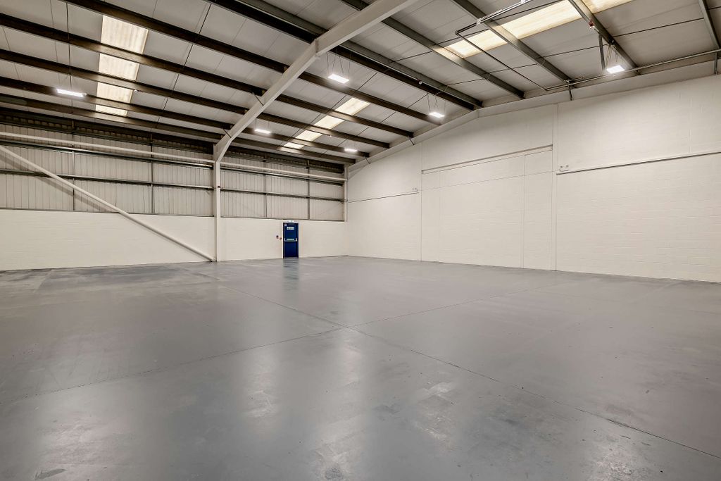 Property photo 3 of 14 8678100-Interior01-800