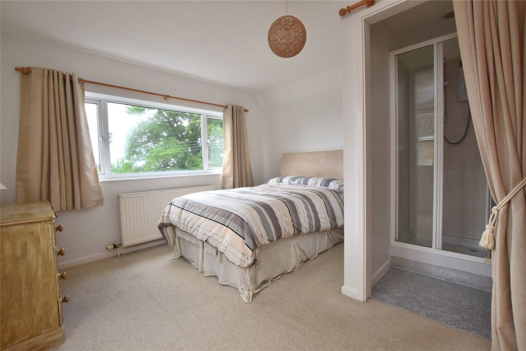 Property photo 2 of 18 Main Bedroom