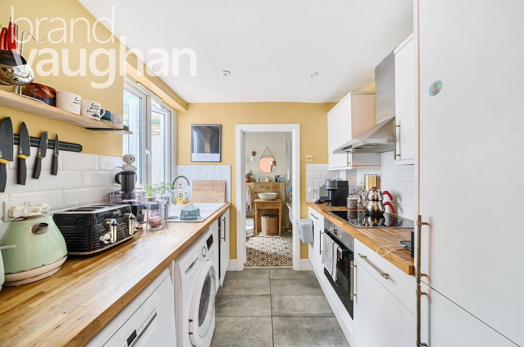 Property photo 3 of 11 Kitchen