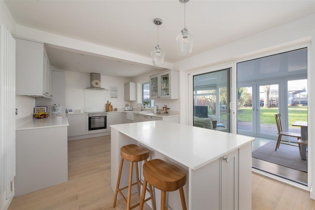 Property photo 2 of 22 Clover Rise, Whitstable